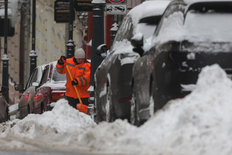 Кто убирает снег во дворах и на улицах — сроки и критерии работы служб