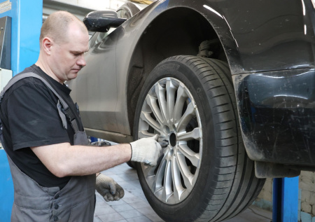 Автоэксперт рассказал, почему перед дальней поездкой важно проверить шины
