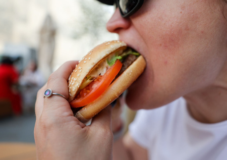 Гастроэнтеролог развеяла мифы о влиянии позы во время еды на работу ЖКТ