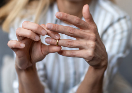 Мужчина нашел обручальное кольцо жены спустя 48 лет после потери