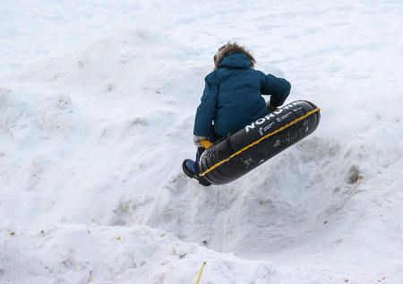 Юрист рассказал, как могут наказать родителей за катание детей на тюбинге