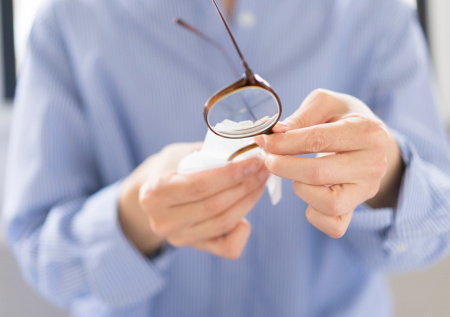 Как убрать царапины с очков: спасаем оптику и глаза подручными средствами