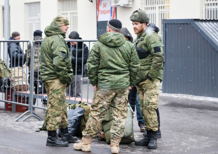 Медведев раскрыл, сколько человек подписали контракт с Минобороны