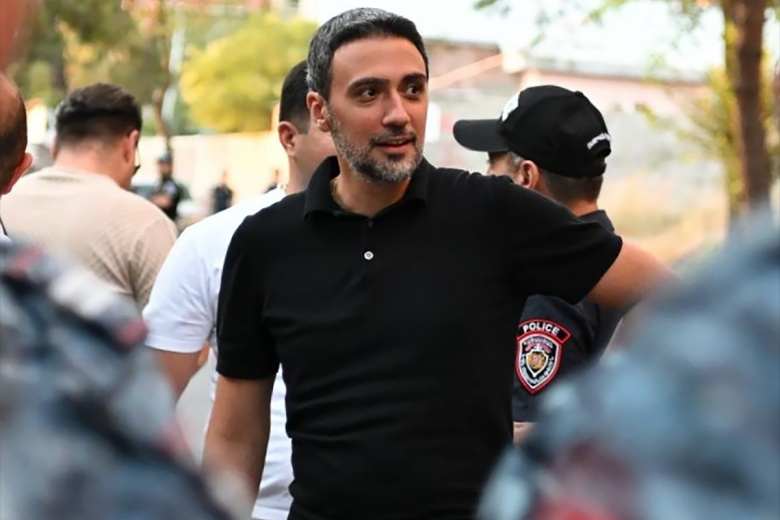 Адвокат Арам Вардеванян у здания суда в Ереване. Суд рассматривает ходатайство о продлении ареста владельца компании «Ташир Групп» Самвела Карапетяна