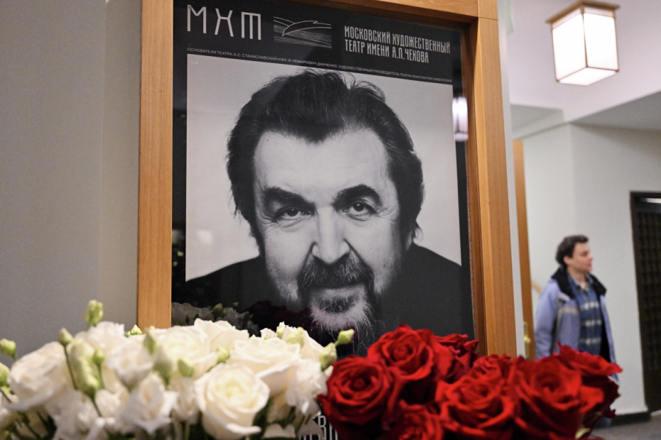 Цветы у портрета ректора Школы-студии МХАТ заслуженного артиста РФ Игоря Золотовицкого в Московском Художественном театре имени А. П. Чехова в Москве