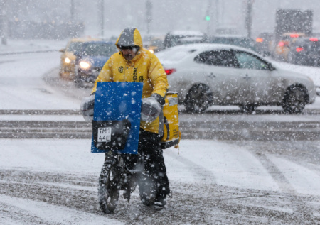 Жителей Камчатки пересадили в автозаки из-за сугробов