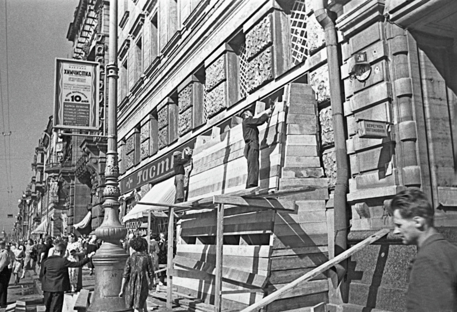 Обшивка досками витрины Елисеевского гастронома на проспекте 25 Октября (Невский проспект) в Ленинграде, 1942 год