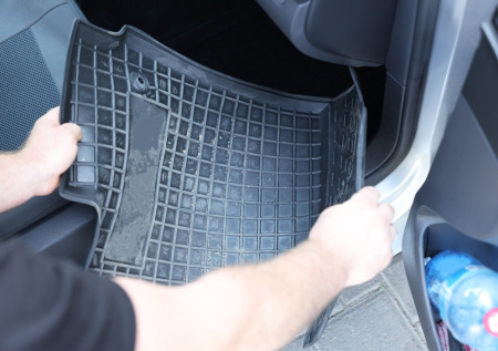 Коврики не спасают? Два копеечных способа уберечь салон авто от зимней сырости: проверенные лайфхаки
