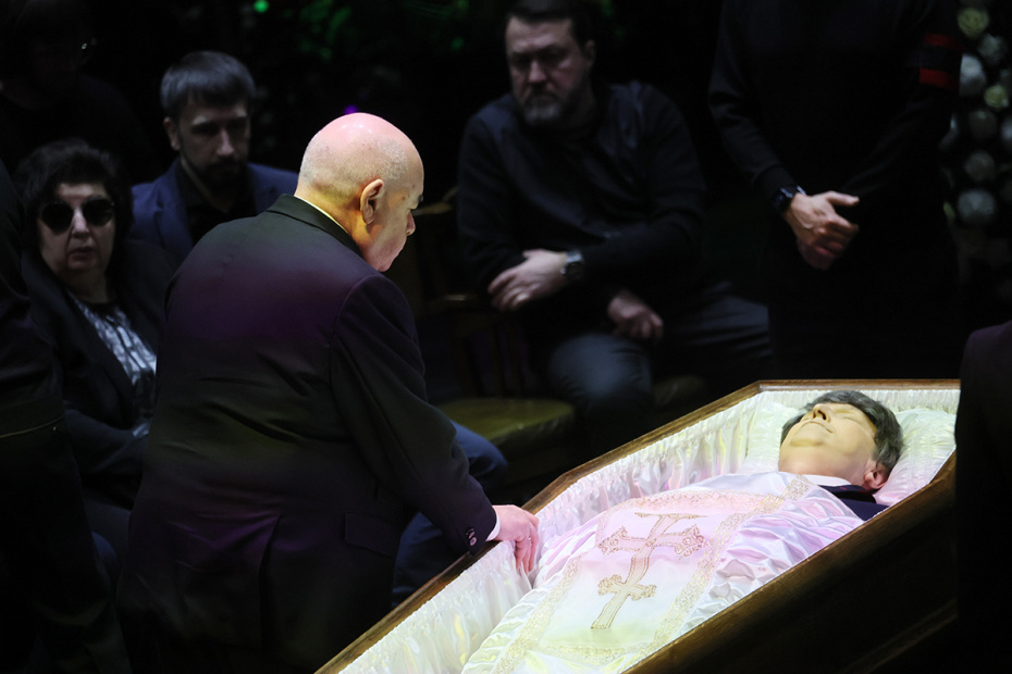 Михаил Швыдкой на церемонии прощания с Игорем Золотовицким на Основной сцене МХТ имени А. П.Чехова