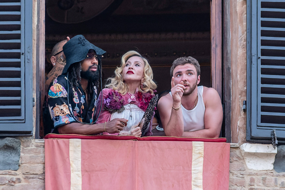 Певица Мадонна в компании молодых людей во время Сиенского палио на площади Пьяцца дель Кампо в Сиене