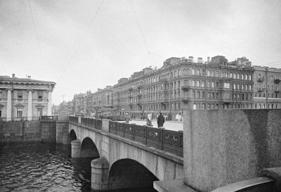 Аничков мост на проспекте 25 Октября (ныне — Невский проспект) без скульптурной композиции «Укротители коней». В дни блокады четыре скульптурные группы были сняты и закопаны в саду Аничкова дворца, октябрь 1941 года