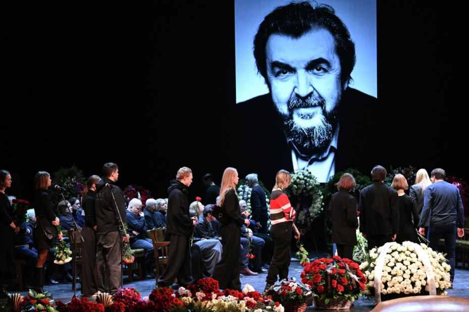 Церемония прощания с Игорем Золотовицким на Основной сцене МХТ имени А. П.Чехова