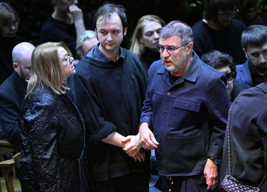 Вдова Игоря Золотовицкого актриса Вера Харыбина с сыном, актером Алексеем Золотовицким, и режиссер Евгений Гришковец (слева направо) на церемонии прощания с ректором Школы-студии МХАТ Игорем Золотовицким в МХТ имени А. П. Чехова в Москве