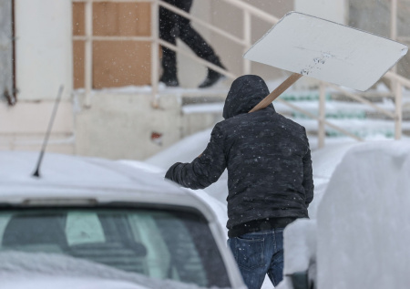Россиянину пришлось откапывать автомобиль из-под пятиметрового сугроба