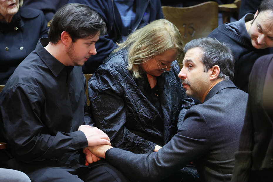 Вдова Игоря Золотовицкого актриса Вера Харыбина с сыном Александром Золотовицким и Иван Ургант на церемонии прощания с ректором Школы-студии МХАТ Игорем Золотовицким в МХТ имени А. П. Чехова в Москве