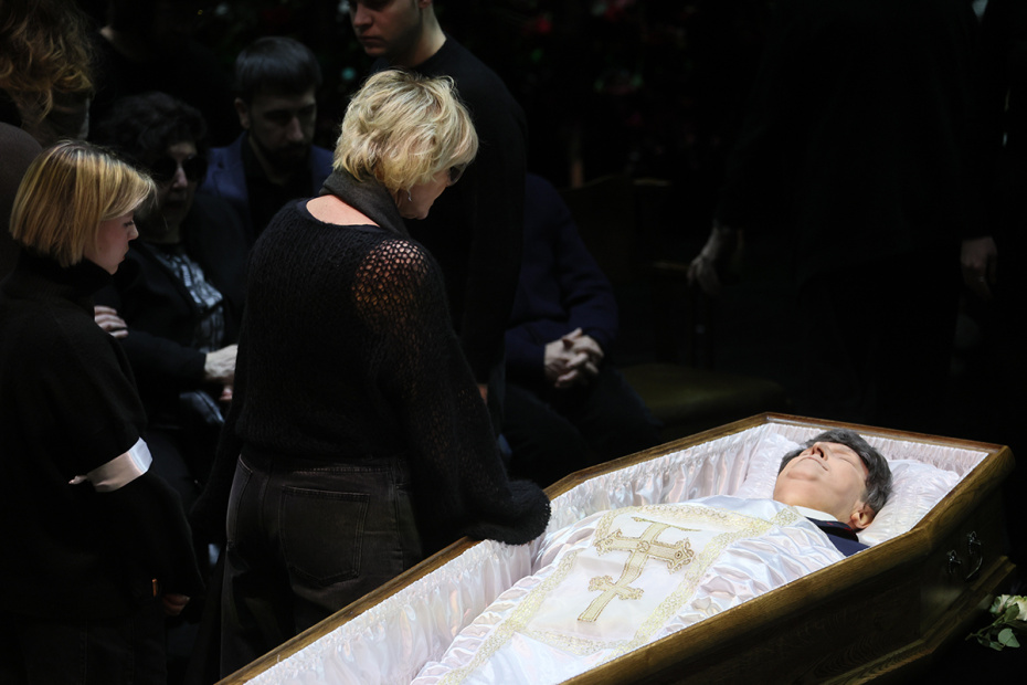 Юлия Меньшова на церемонии прощания с Игорем Золотовицким на Основной сцене МХТ имени А. П.Чехова