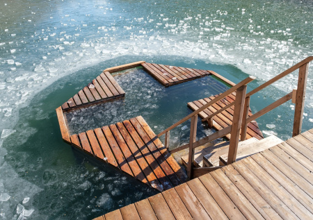 Педиатр раскрыл опасности купания детей в проруби на Крещение