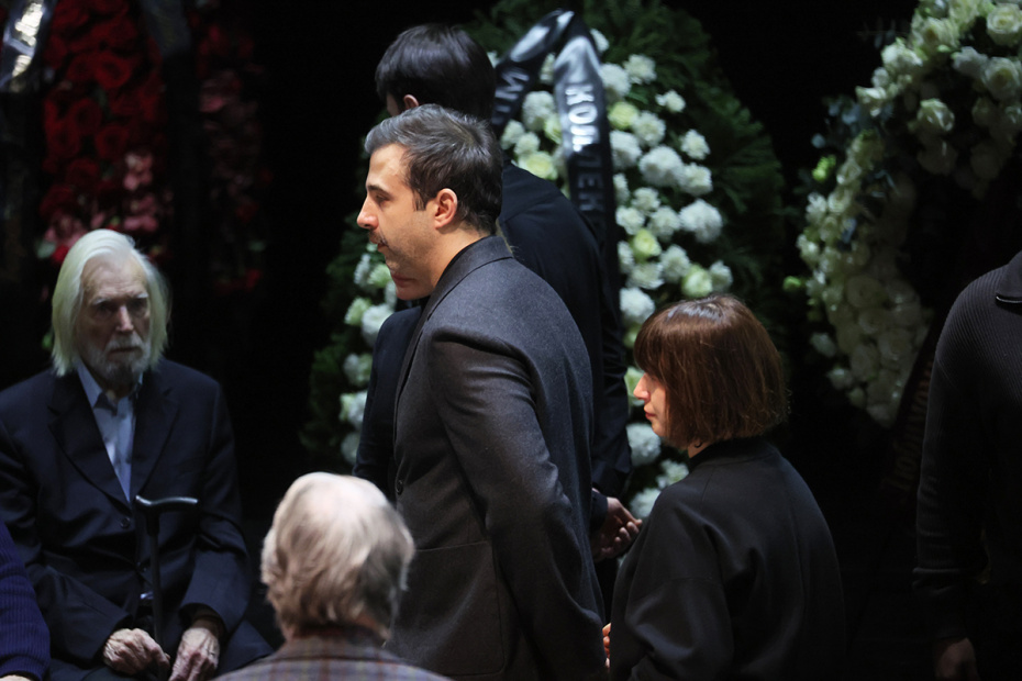 Иван Ургант на церемонии прощания с ректором Школы-студии МХАТ Игорем Золотовицким в МХТ имени А. П. Чехова в Москве