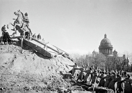 Как спасали от бомбежек шедевры: маскировка памятников Ленинграда