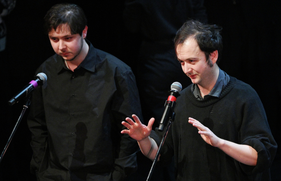 Сыновья Игоря Золотовицкого, режиссер Александр Золотовицкий (слева) и актер Алексей Золотовицкий на церемонии прощания с ректором Школы-студии МХАТ Игорем Золотовицким в МХТ имени А. П. Чехова в Москве