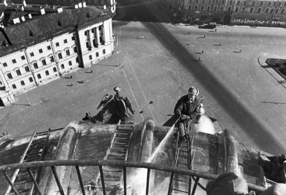 Верхолаз А. В. Соколов смывает маскировочную краску с большого купола Исаакиевского собора, 1946 год