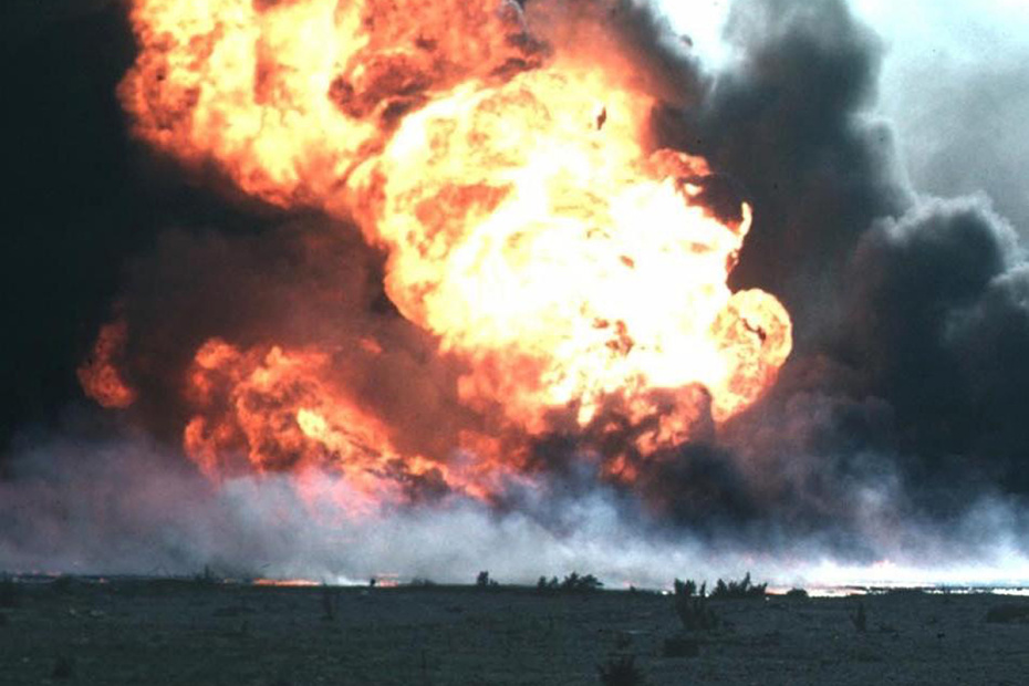 Горящее нефтяное месторождение во время операции ‭«Буря в пустыне», Кувейт