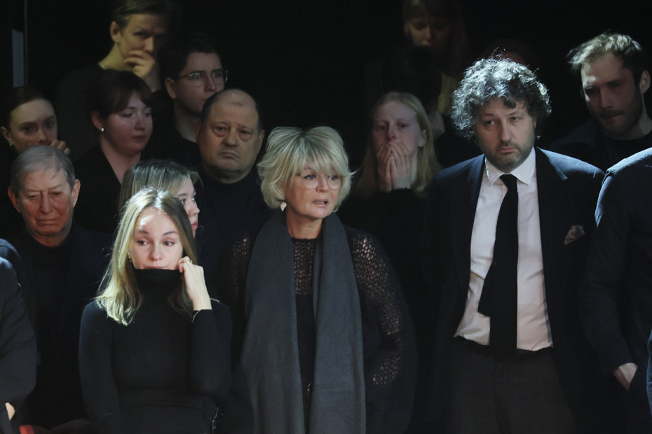 Юлия Меньшова на церемонии прощания с Игорем Золотовицким на Основной сцене МХТ имени А. П.Чехова