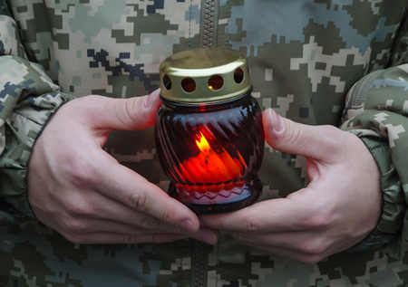 Украинка разгромила аллею в честь бойцов ВСУ