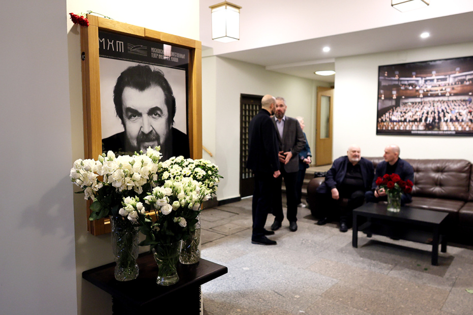 Церемония прощания с Игорем Золотовицким на Основной сцене МХТ имени А. П.Чехова