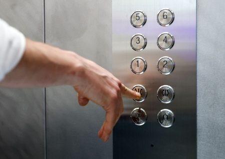 Наркоман домогался россиянку прямо в лифте жилого дома