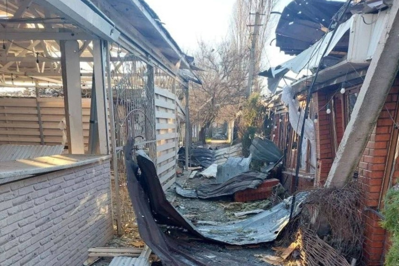 Разрушенные здания после удара БПЛА ВСУ в селе Хорлы