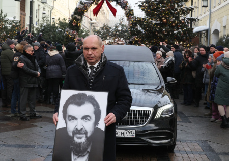 Стихи от Урганта, Хабенский, Эрнст: как прошло прощание с Золотовицким