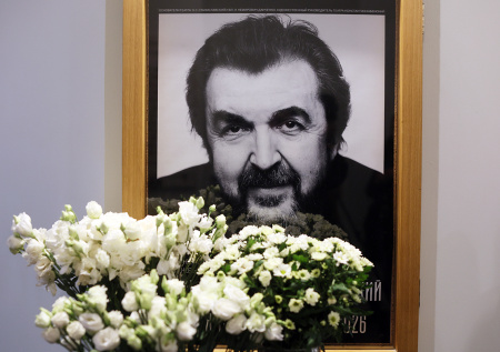 Ургант с букетом белых роз появился на прощании с Золотовицким