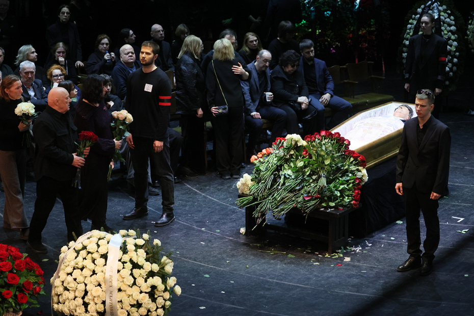 Церемония прощания с Игорем Золотовицким на Основной сцене МХТ имени А. П.Чехова