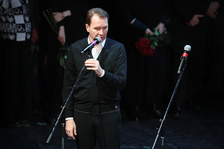 Евгений Миронов на церемонии прощания с Игорем Золотовицким на Основной сцене МХТ имени А. П.Чехова