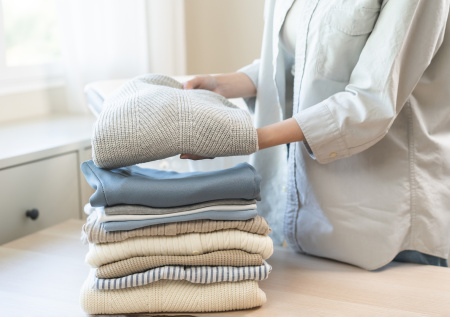 Сушка белья без балкона и батареи: хитрый способ с полотенцем, который сэкономит время