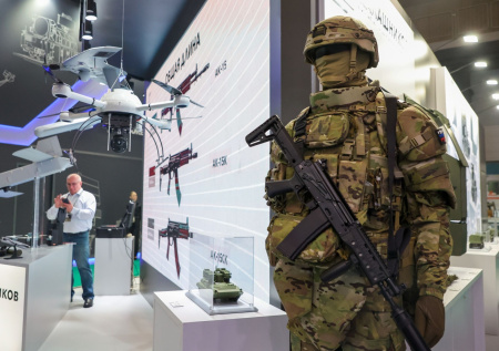 Глава «Калашникова» представил Путину новую перспективную экипировку