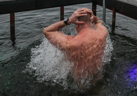 Стало известно, с какими заболеваниями нельзя купаться в проруби
