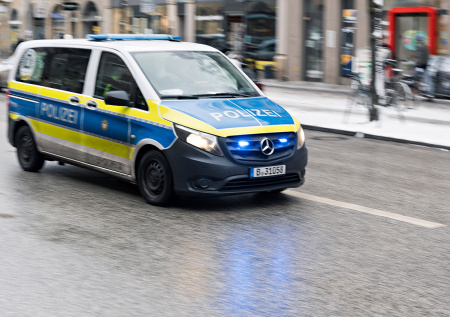 В ЕС болельщики забросали полицейских тяжелыми предметами перед матчем