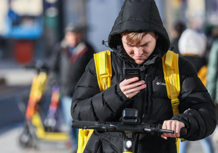 Стало известно, сколько в среднем получают курьеры