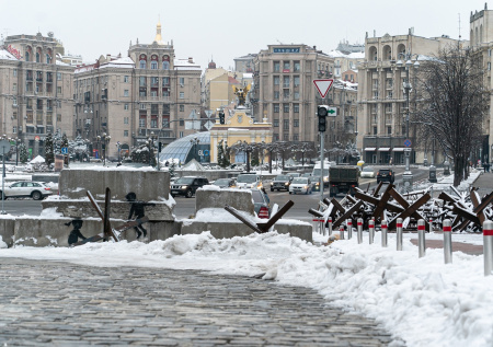 Киевляне достали туристические палатки для борьбы с холодами