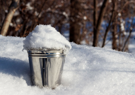 Ростовчане растапливают снег для питья из-за коммунального коллапса