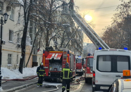 В центре Москвы вспыхнуло историческое здание с деревянными перекрытиями