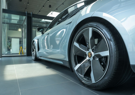 У украинского беженца обнаружили Porsche и попросили его вернуть $84 тысячи