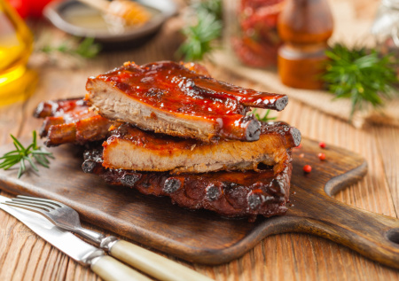 Готовим свиные ребрышки в «умном» маринаде: просто, вкусно, быстро