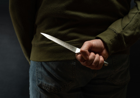 Сторож воткнул нож в шею подростка из-за снежка