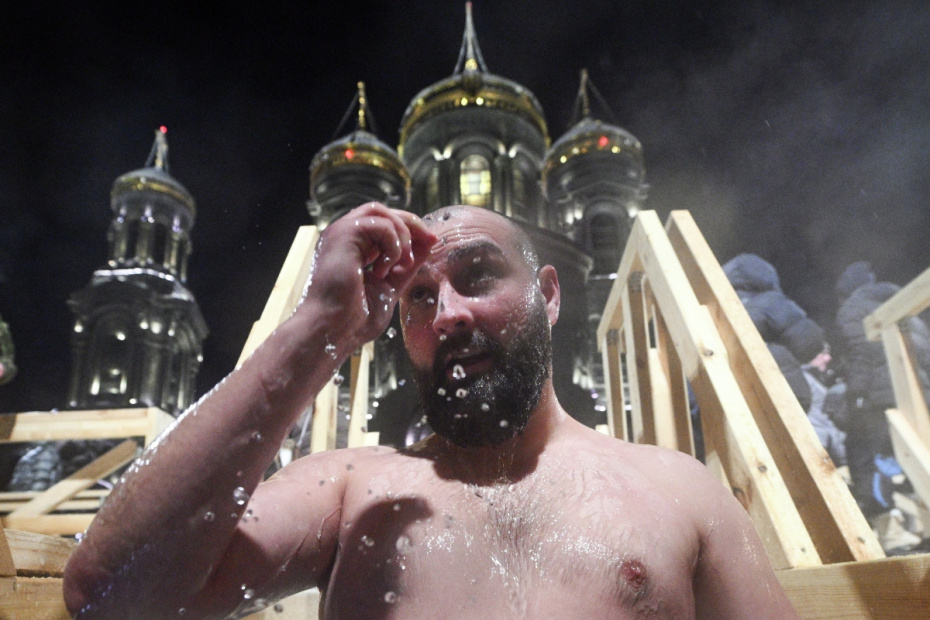 Верующие в Главном храме Вооруженных сил РФ во время крещенских купаний в Московской области