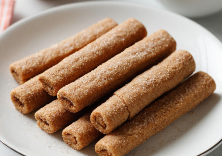 Раскатываю тесто и посыпаю сахаром — через 15 минут в духовке хрустящие палочки с корицей, ароматные и простые