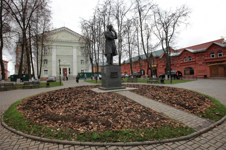 Памятник композитору П. И. Чайковскому в сквере на Советской площади