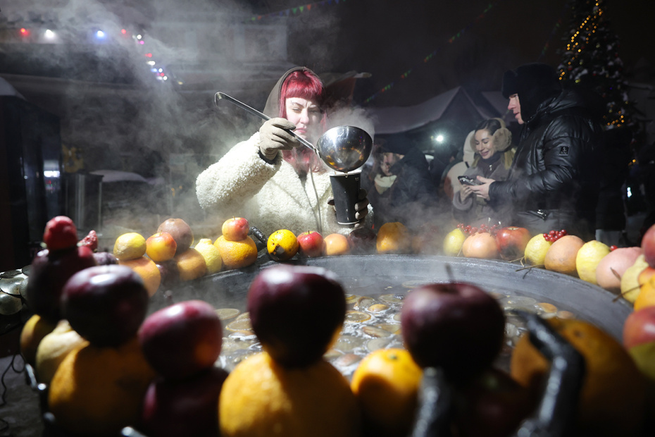 Верующие во время крещенских купаний на территории Измайловского кремля в Москве